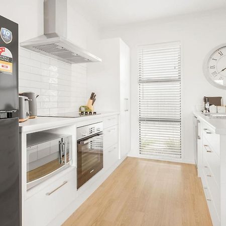Modern And Central With 2 Ensuites -By Kosh Bnb Hamilton Exterior photo