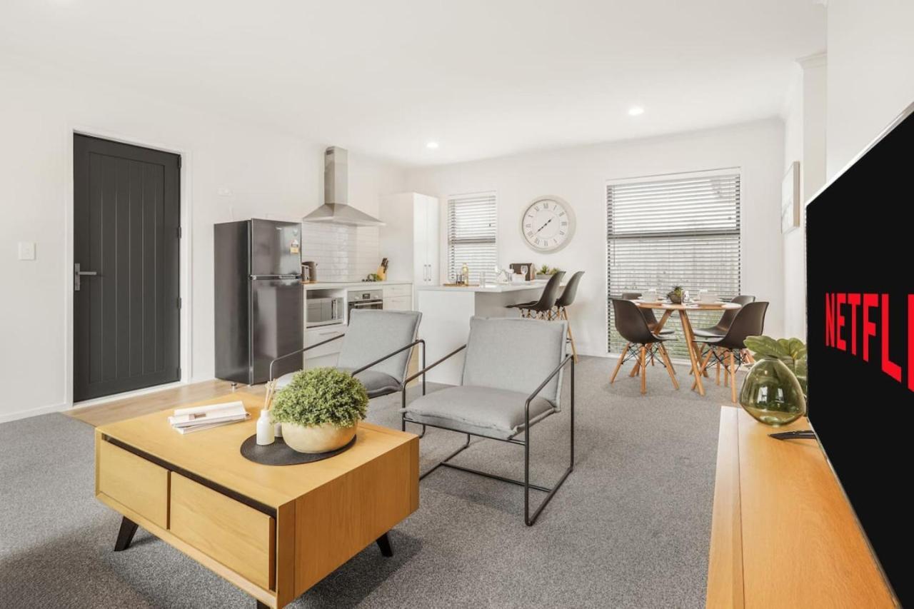 Modern And Central With 2 Ensuites -By Kosh Bnb Hamilton Exterior photo