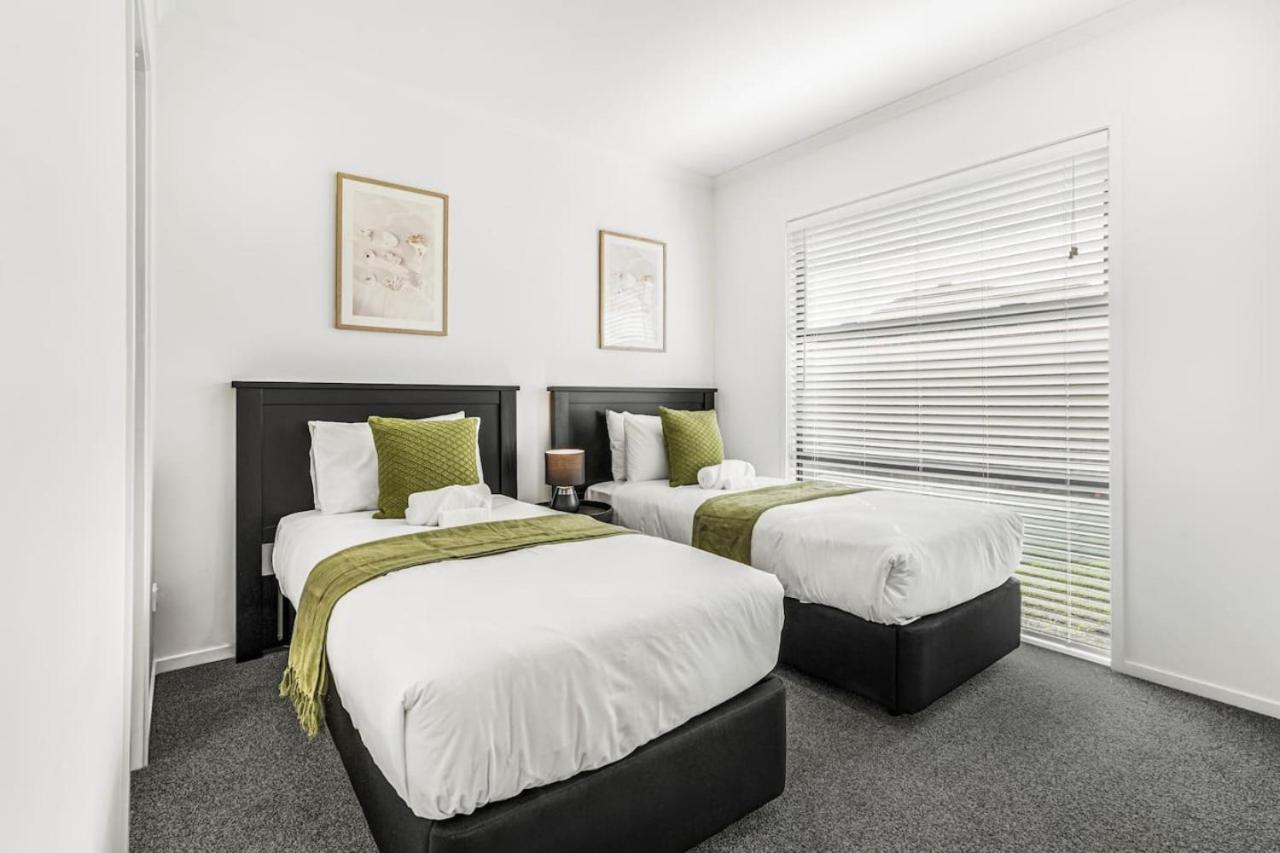 Modern And Central With 2 Ensuites -By Kosh Bnb Hamilton Exterior photo