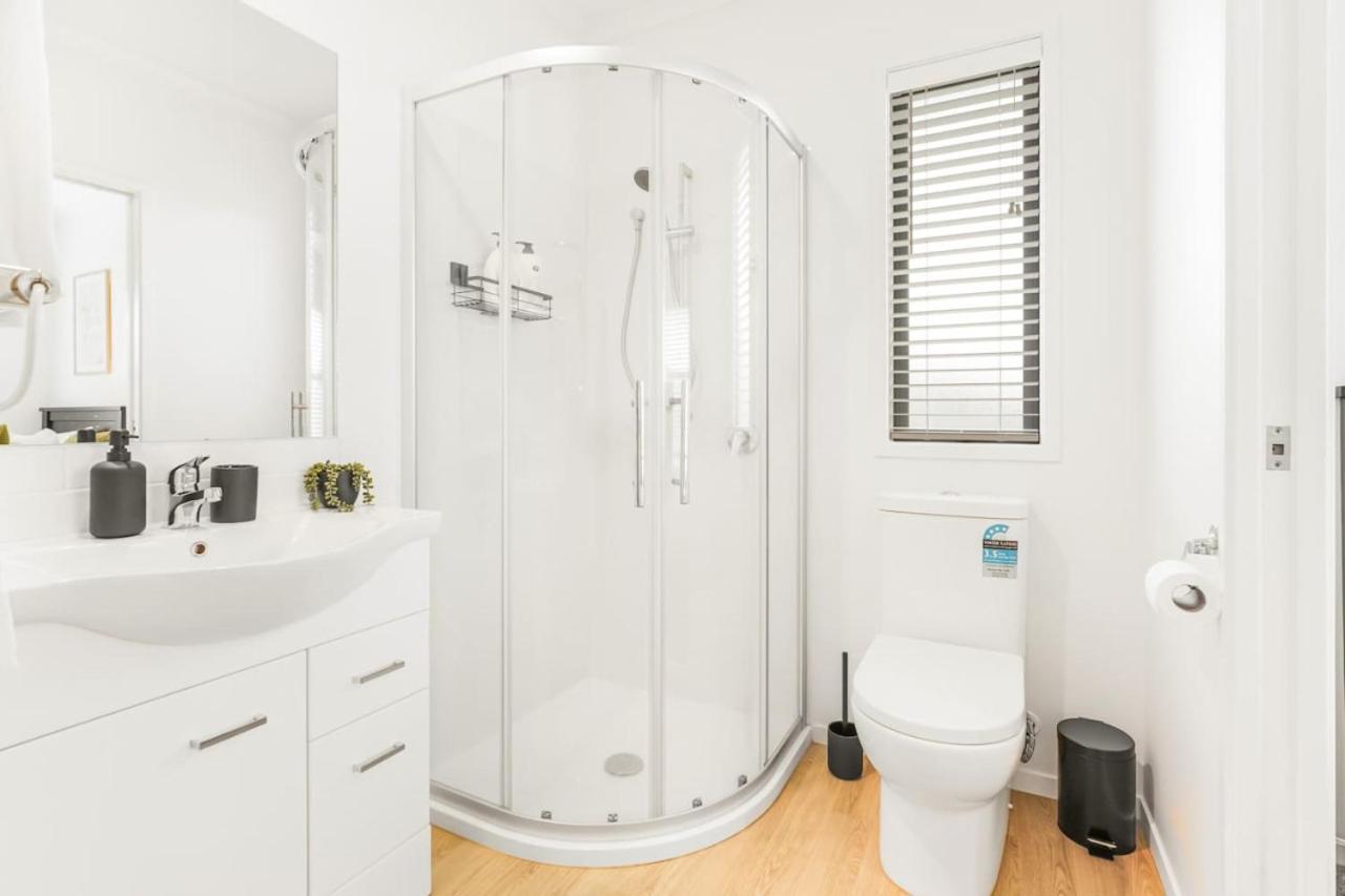 Modern And Central With 2 Ensuites -By Kosh Bnb Hamilton Exterior photo