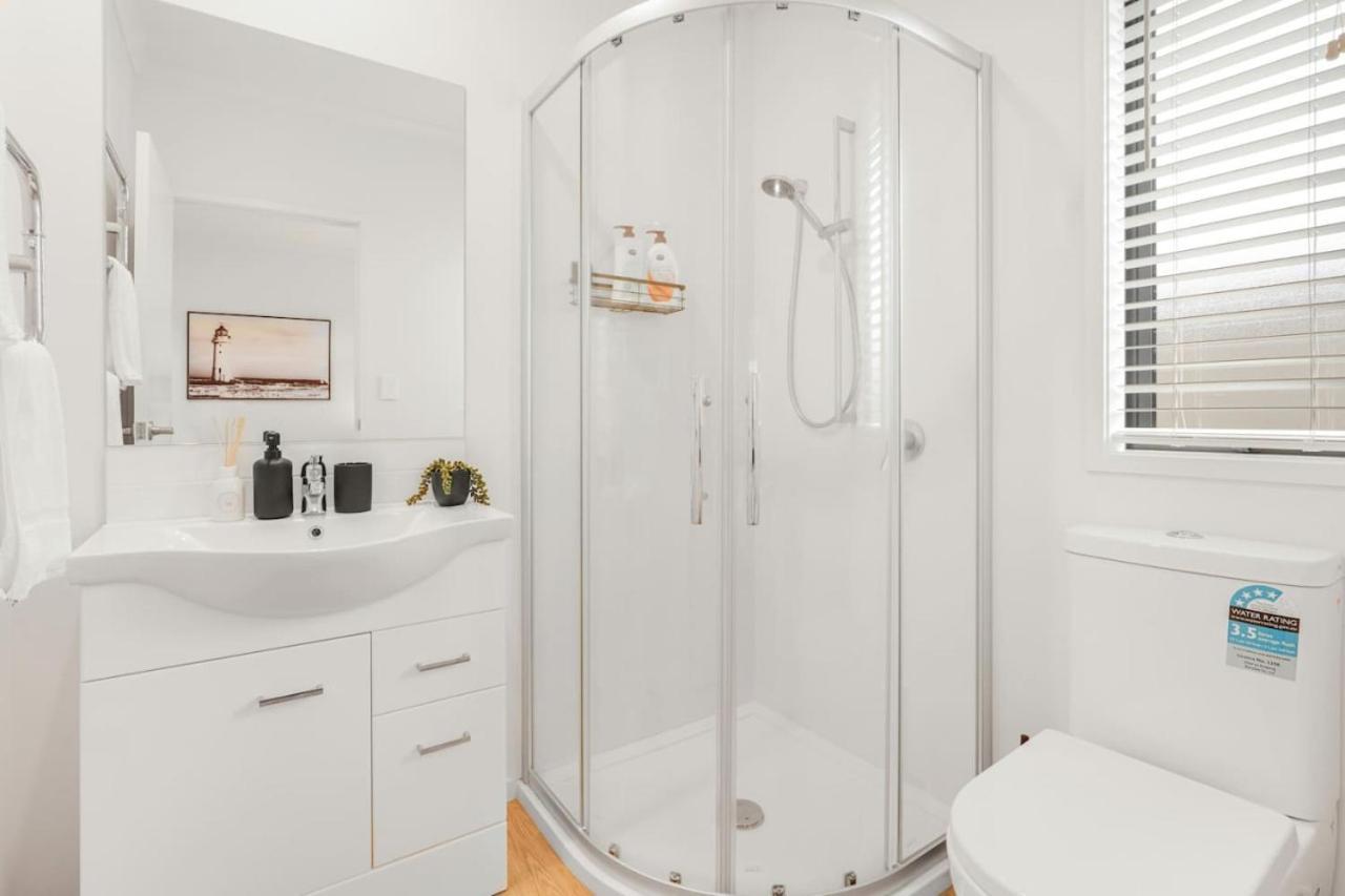 Modern And Central With 2 Ensuites -By Kosh Bnb Hamilton Exterior photo