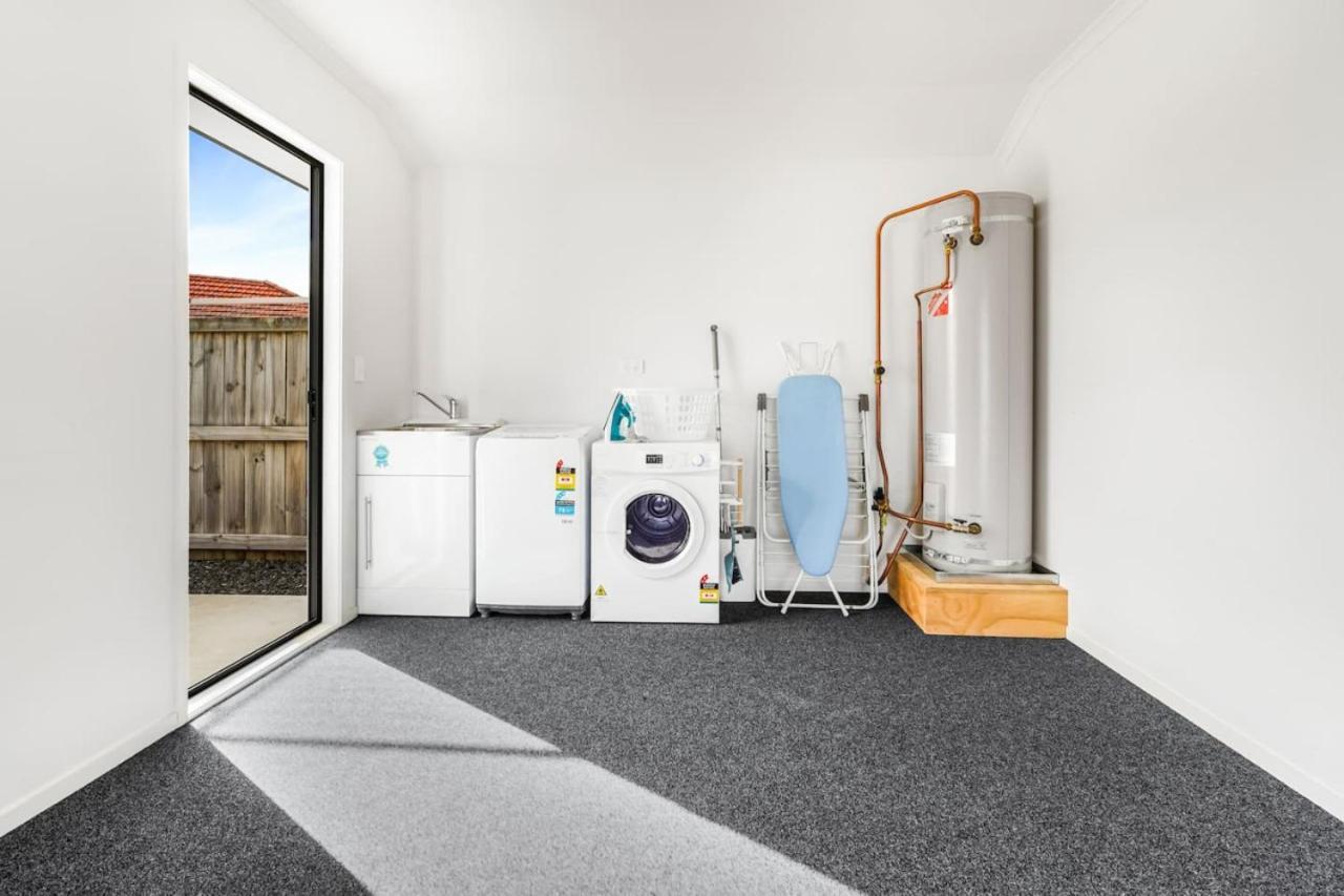 Modern And Central With 2 Ensuites -By Kosh Bnb Hamilton Exterior photo