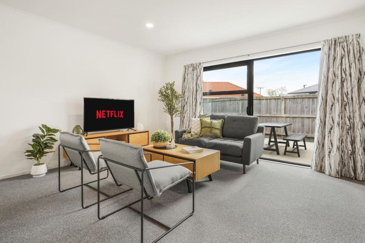 Modern And Central With 2 Ensuites -By Kosh Bnb Hamilton Exterior photo