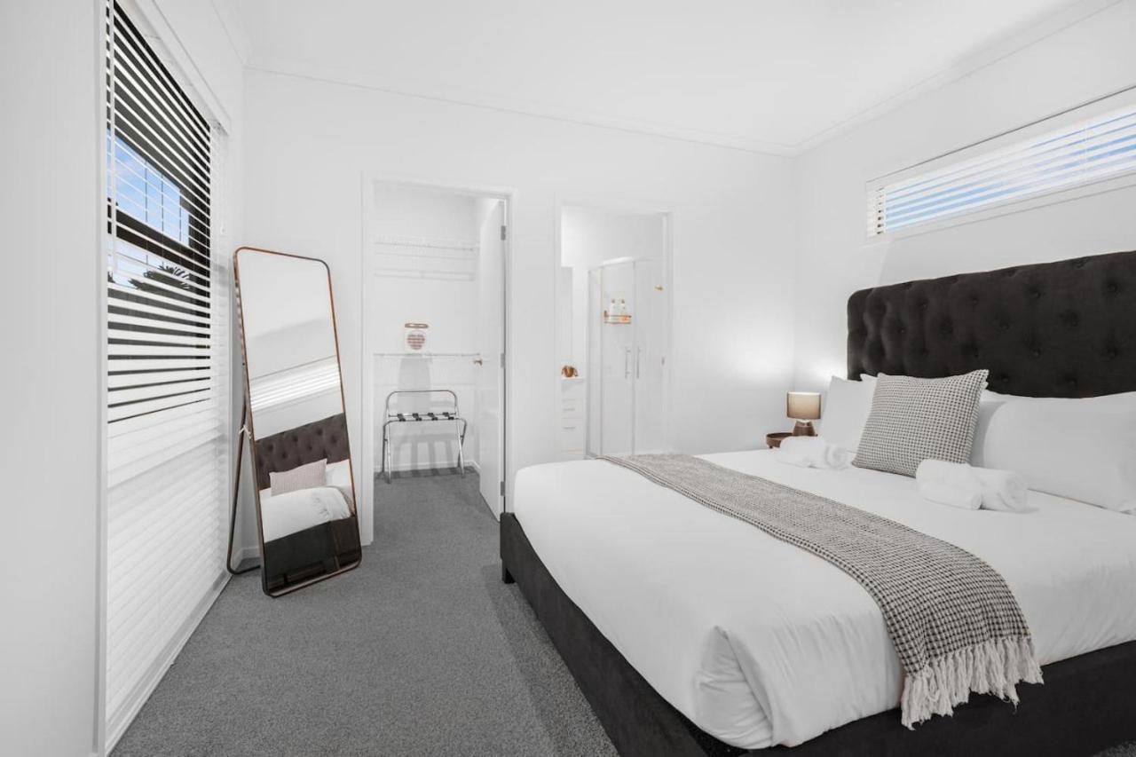 Modern And Central With 2 Ensuites -By Kosh Bnb Hamilton Exterior photo