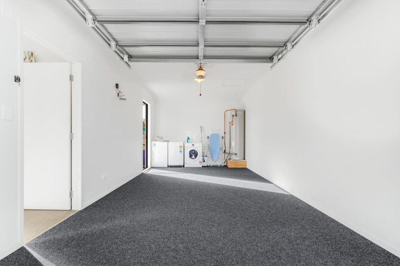 Modern And Central With 2 Ensuites -By Kosh Bnb Hamilton Exterior photo