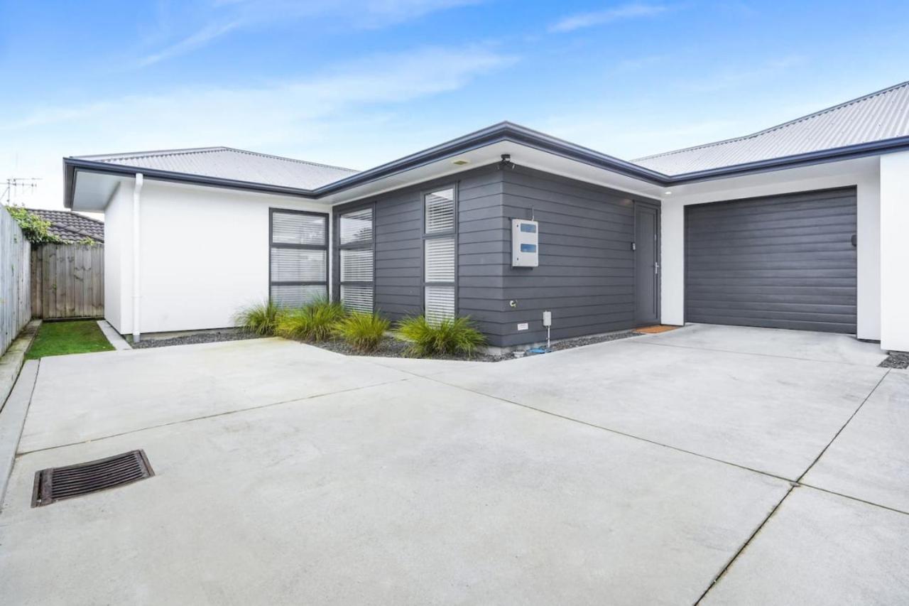 Modern And Central With 2 Ensuites -By Kosh Bnb Hamilton Exterior photo