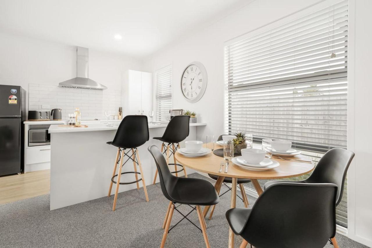 Modern And Central With 2 Ensuites -By Kosh Bnb Hamilton Exterior photo