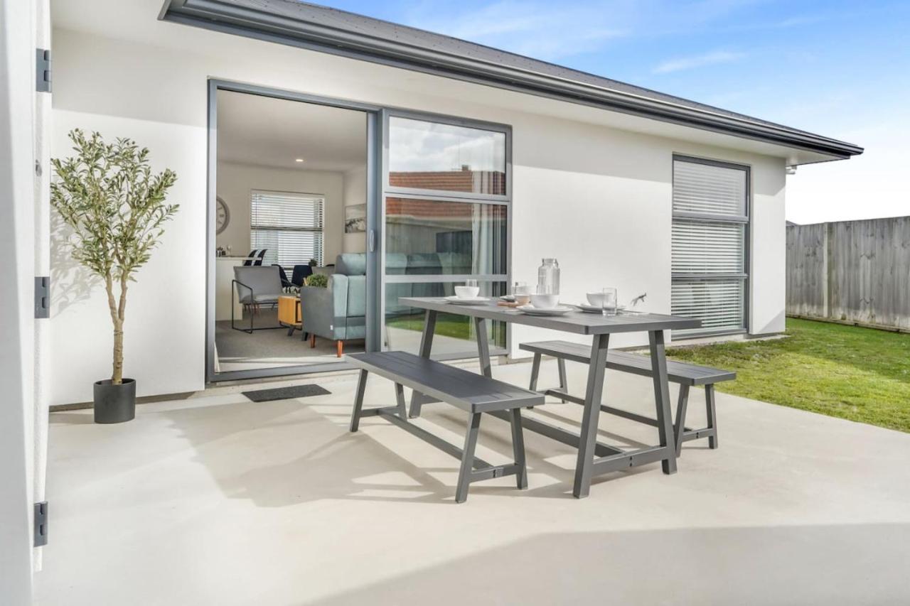 Modern And Central With 2 Ensuites -By Kosh Bnb Hamilton Exterior photo